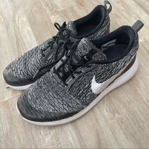 Nike fly knit roshe tennis shoes